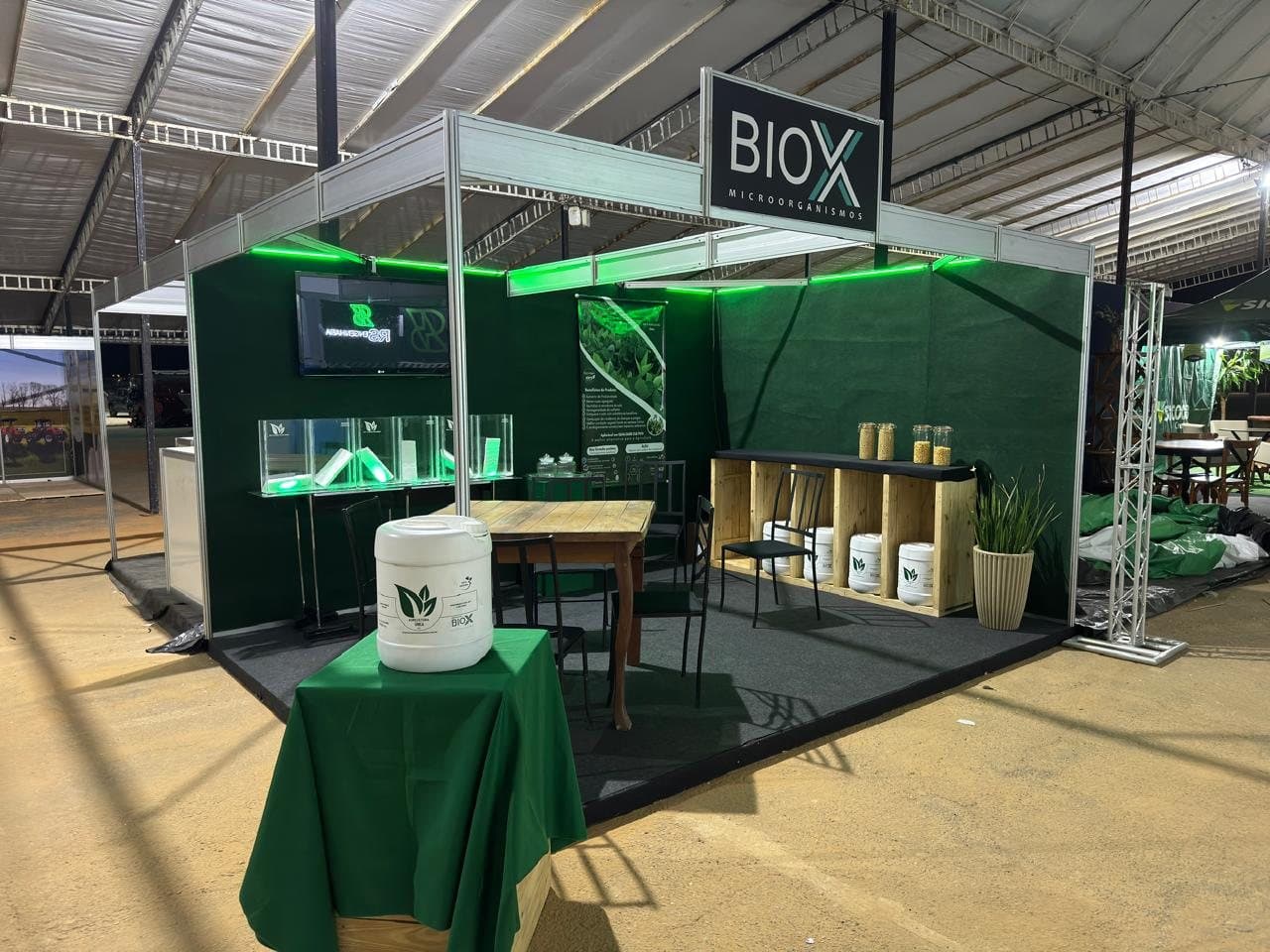 Estande da BIO-X em uma feira do agronegócio